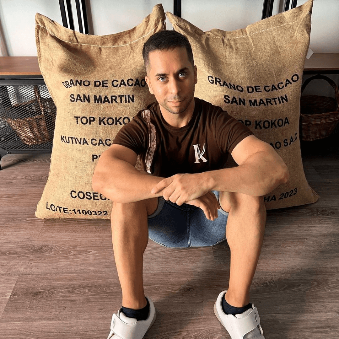 Hombre con sacos de cacao